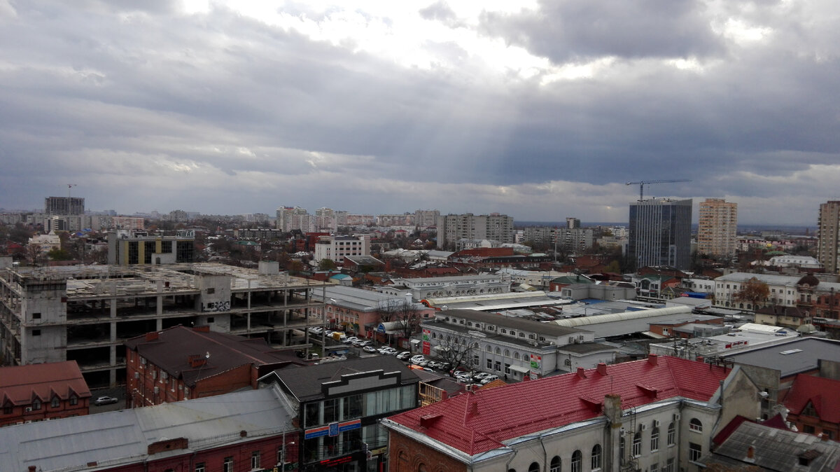 Старый центр Краснодара малоэтажный. А во вдали высотки. фото автора