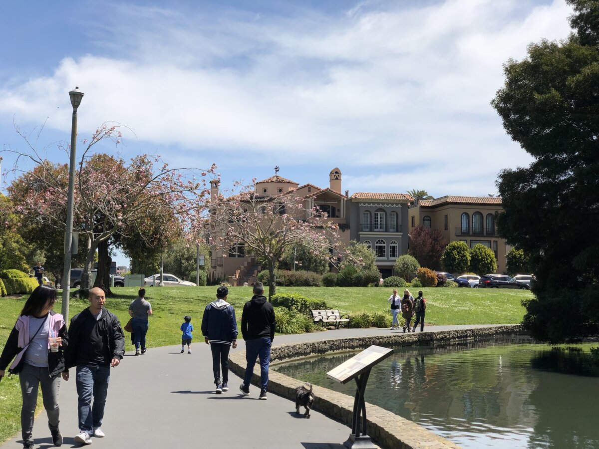 В свободное от работы время так приятно прогуляться