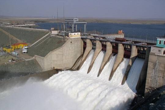    В Новотроицке вода перелилась через дамбу: жителей эвакуируют