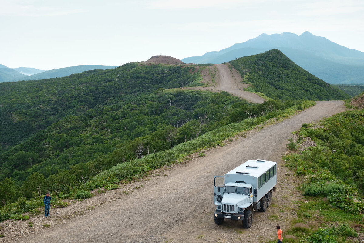 Хороших дорог на острове немного — только от аэропорта до Курильска. Основная часть — это узкие грунтовки, где непросто разъехаться двум машинам. Фото: Eugene Kaspersky / Flickr.com