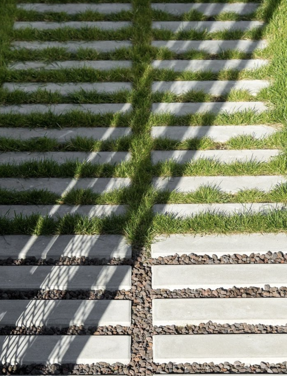 Вариант стильной парадной дорожки к дому