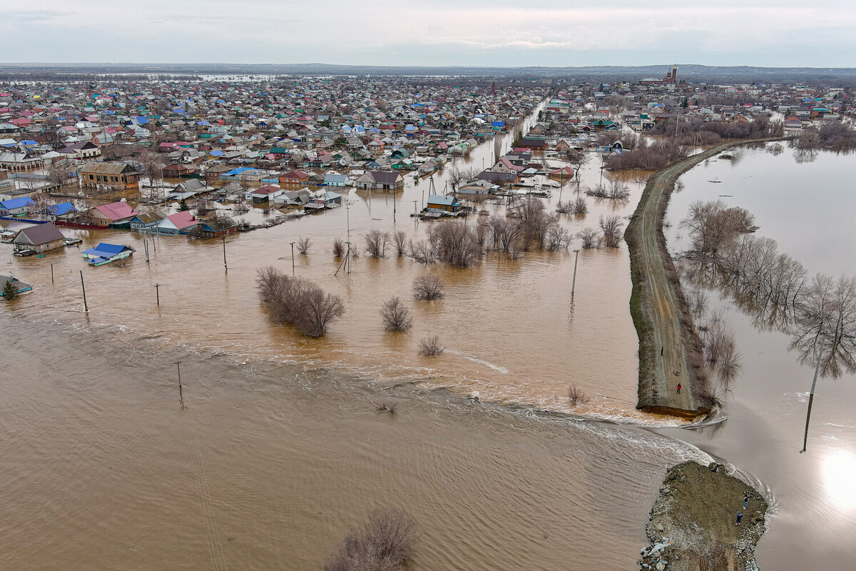 Место прорыва дамбы в микрорайоне Старый город в Орске, 6 апреля 2024 года     📷