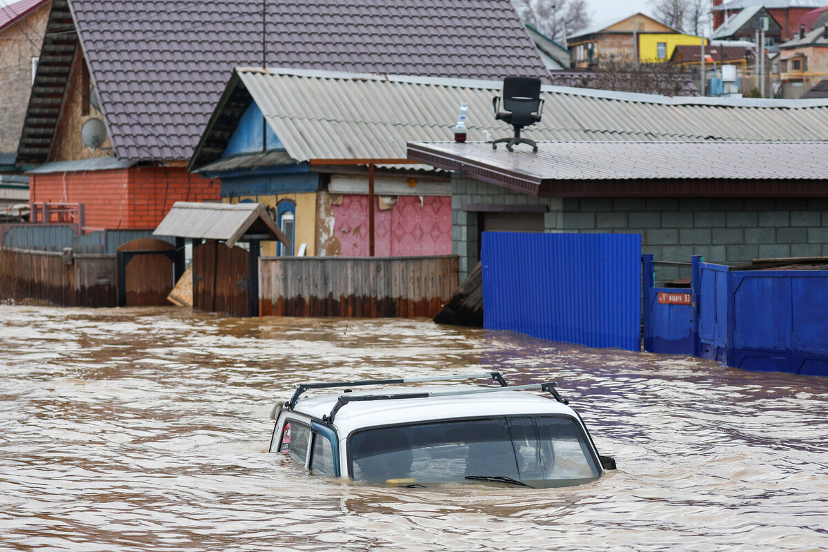 Нет ни воды, ни хлеба». Как живет затопленный Орск | Газета.Ru | Дзен