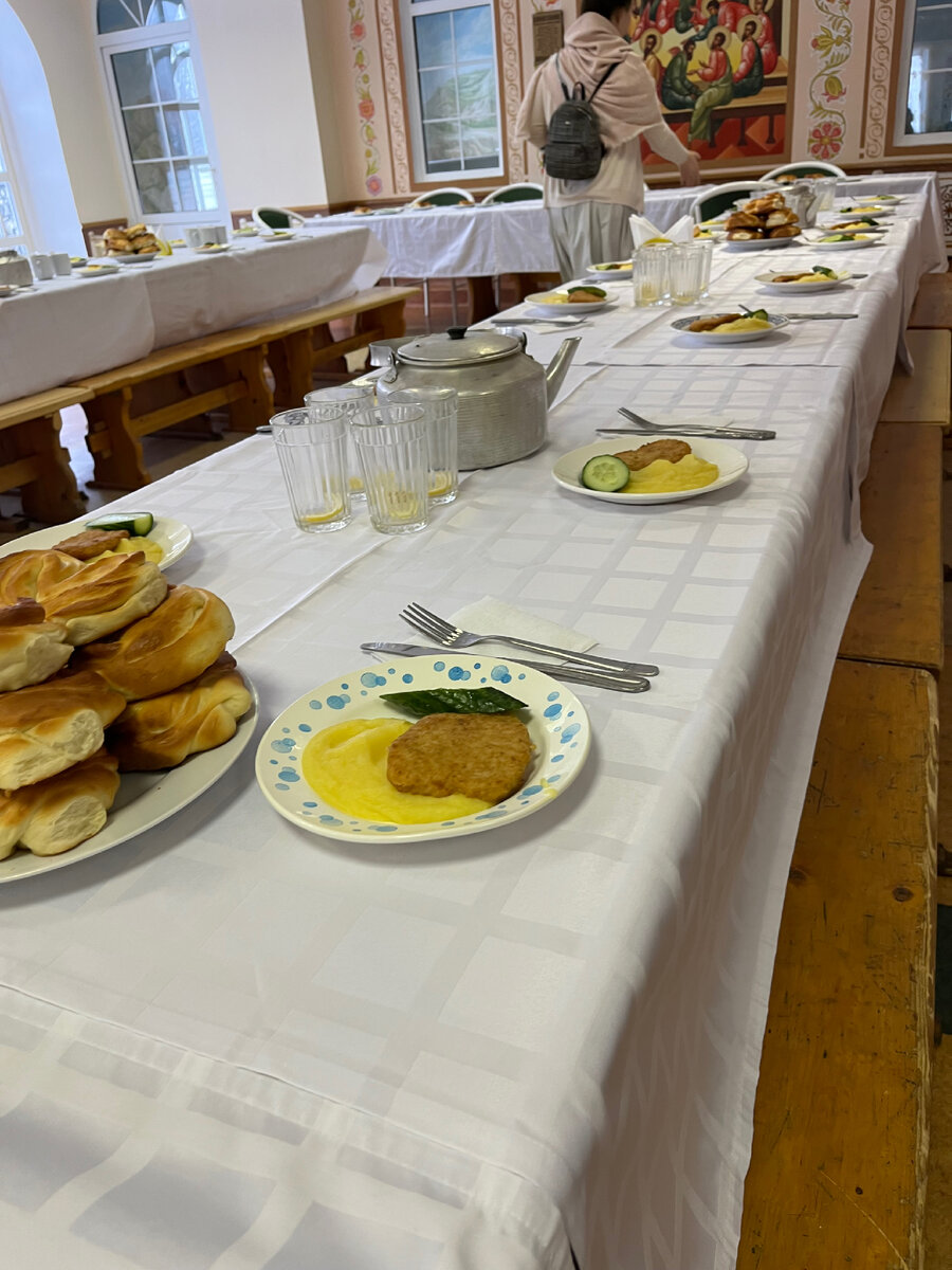 На фото может быть как постный, так и обычный обед. Разница - в ингредиентах. 