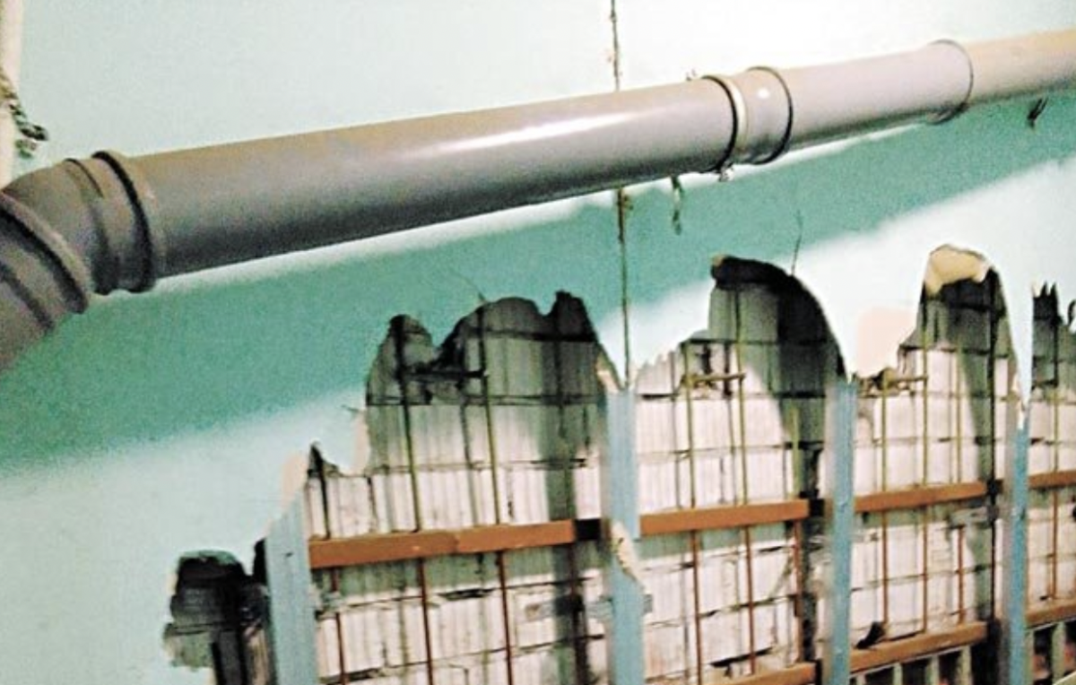    В Омске из-за аварийного дома возбудили дело по статье «Халатность»