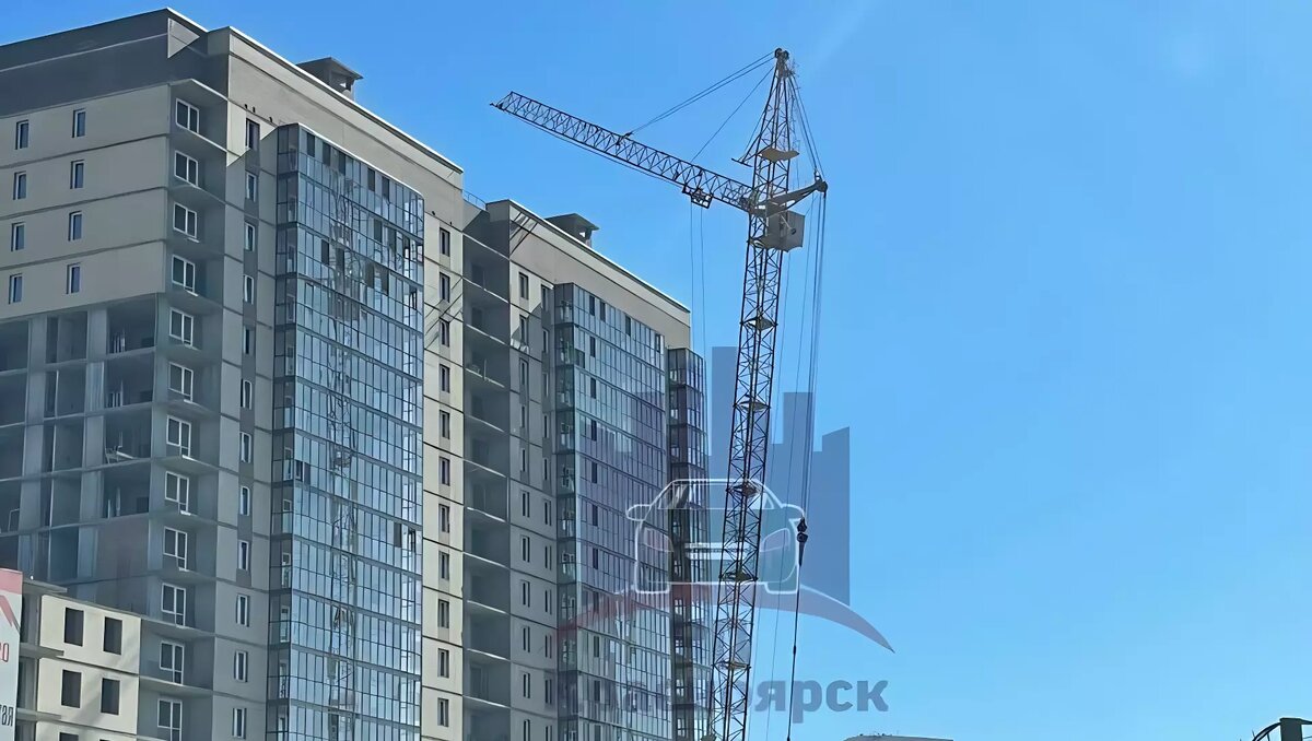     В Красноярске на стройке многоэтажки в Светлогорском переулке наклонился строительный кран. На место выехали спасатели.