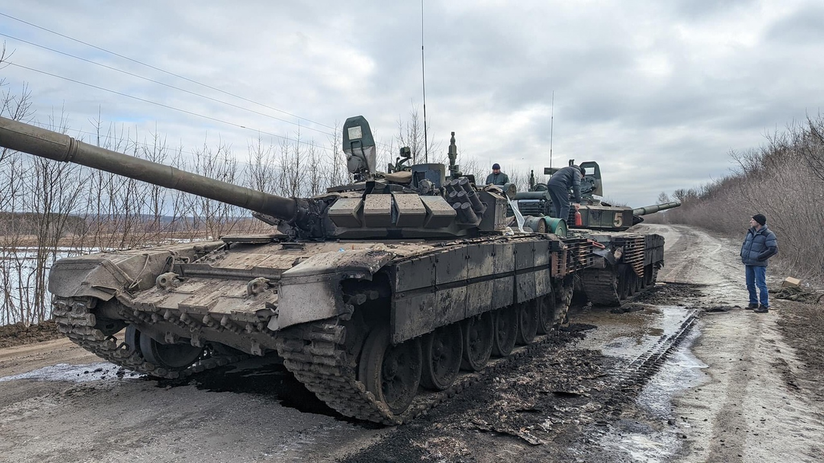 Удивленные пейзане за изучением брошенных Т-72Б3М. По фото видно, что один танк пытался буксировать другой, но тоже вышел из строя и был брошен