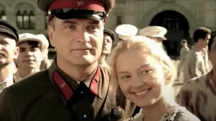 Её звали Вера, а его - Александр Иванович Ларичев. Она -белокурая красавица, он - командир Красной Армии, орденоносец.