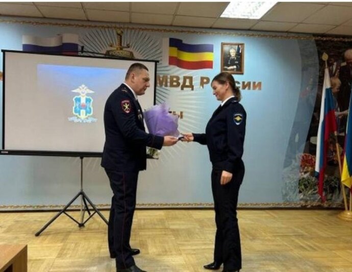 Начальник Управления МВД России по г. Шахты полковник полиции Игорь Литвиченко вручает погоны Вере Швечихиной и поздравляет ее с присвоением очередного звания подполковника юстиции.