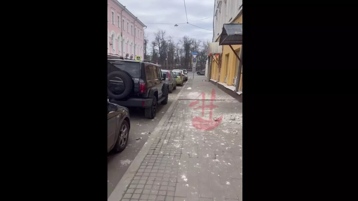     Фасад дома №4 по улице Алексеевской в Нижнем Новгороде начал разрушаться. Часть плитки рухнула прямо на тротуар. Кадры появились в Сети.