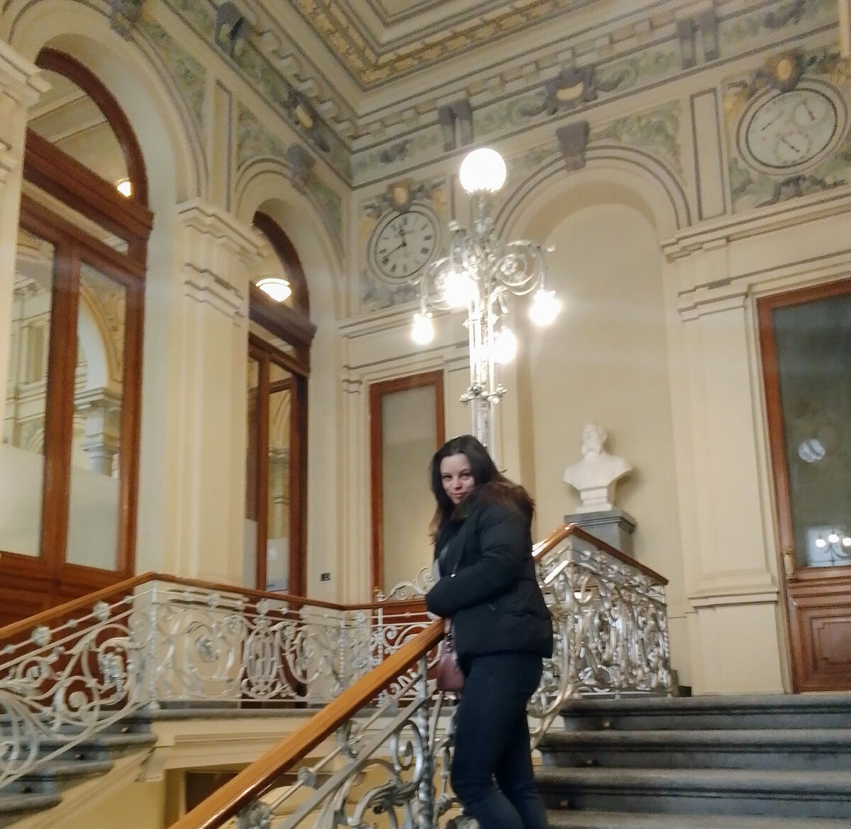 В Росбанке на Невском проспекте. Шикарное старинное здание. Туда можно приехать просто, как в музей) октябрь 2023