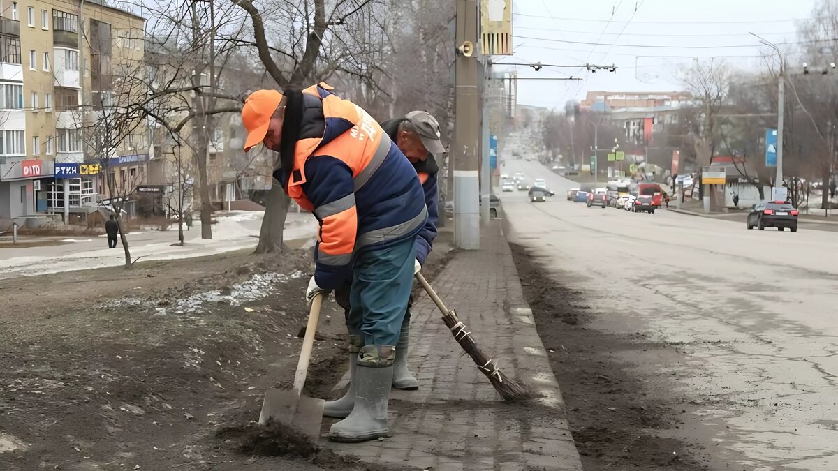     С улиц Ижевска дорожники вывезли 716 тонн смета. Очистить город от мусора и пыли подрядчики планируют до майских праздников.