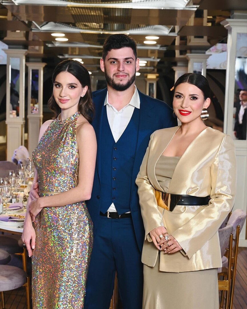 Певица Жасмин, её сын Михаил вместе с невестой Евой Фото: Открытый источник 