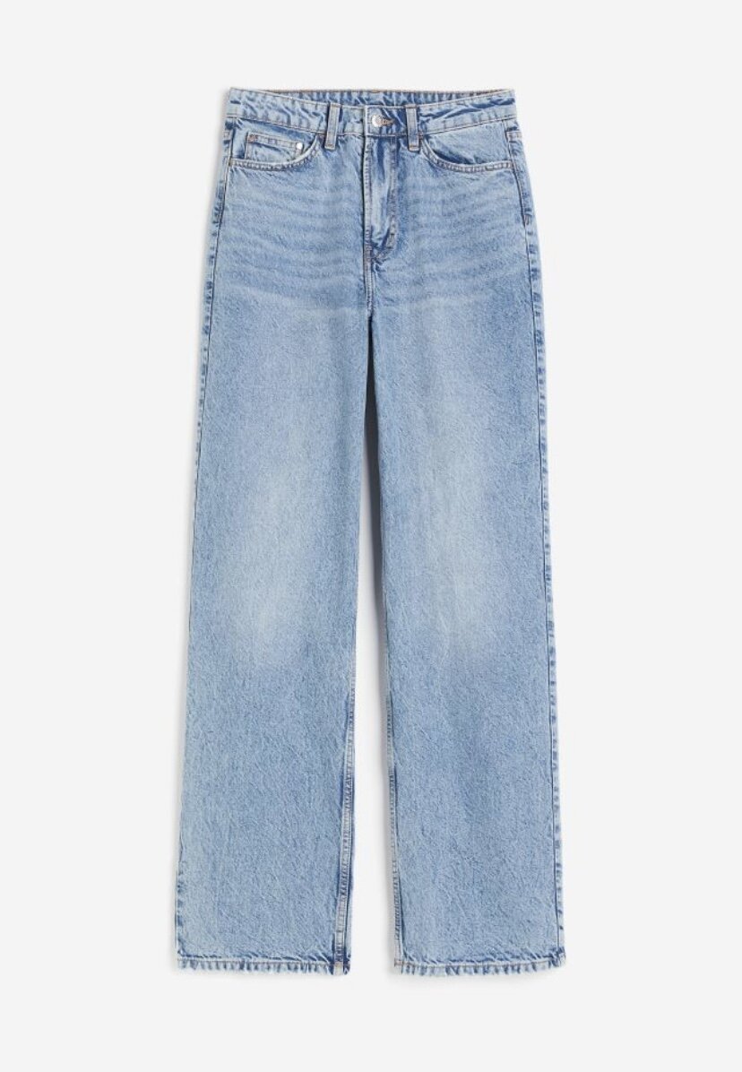 Вариант стилизации образа с пальто и джинсами