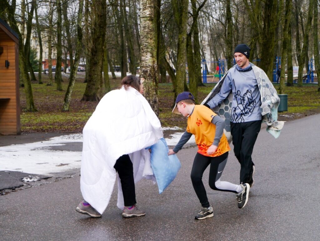 В минувшие выходные новгородские любители и профессионалы бега провели первый в Великом Новгороде забег в одеялах.-2
