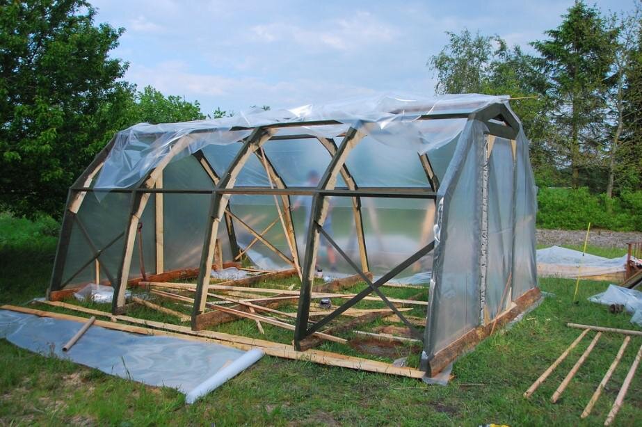 Julochka/Flickr📷Высота и форма теплицы должны обеспечивать легкий доступ внутрь помещения, а также эффективную защиту от осадков и потери тепла