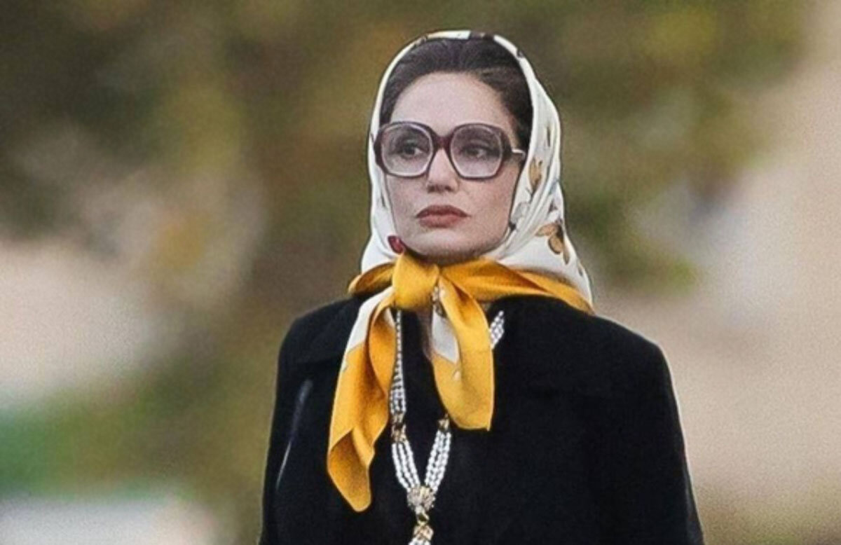 На фото не какая-то рандомная бабуля, а вполне себе Анджелина Джоли, между прочим 🧕 