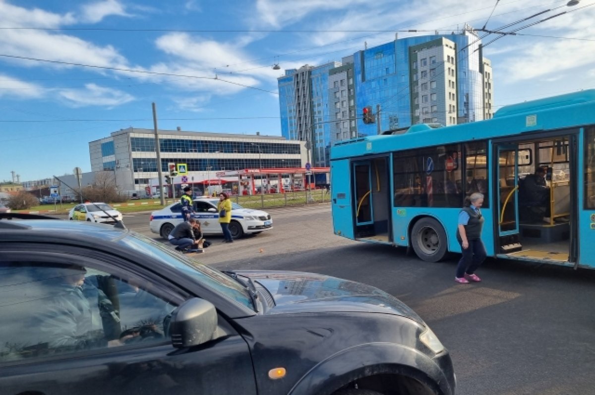    Пассажирский автобус сбил 20-летнюю петербурженку, которая шла на зелёный