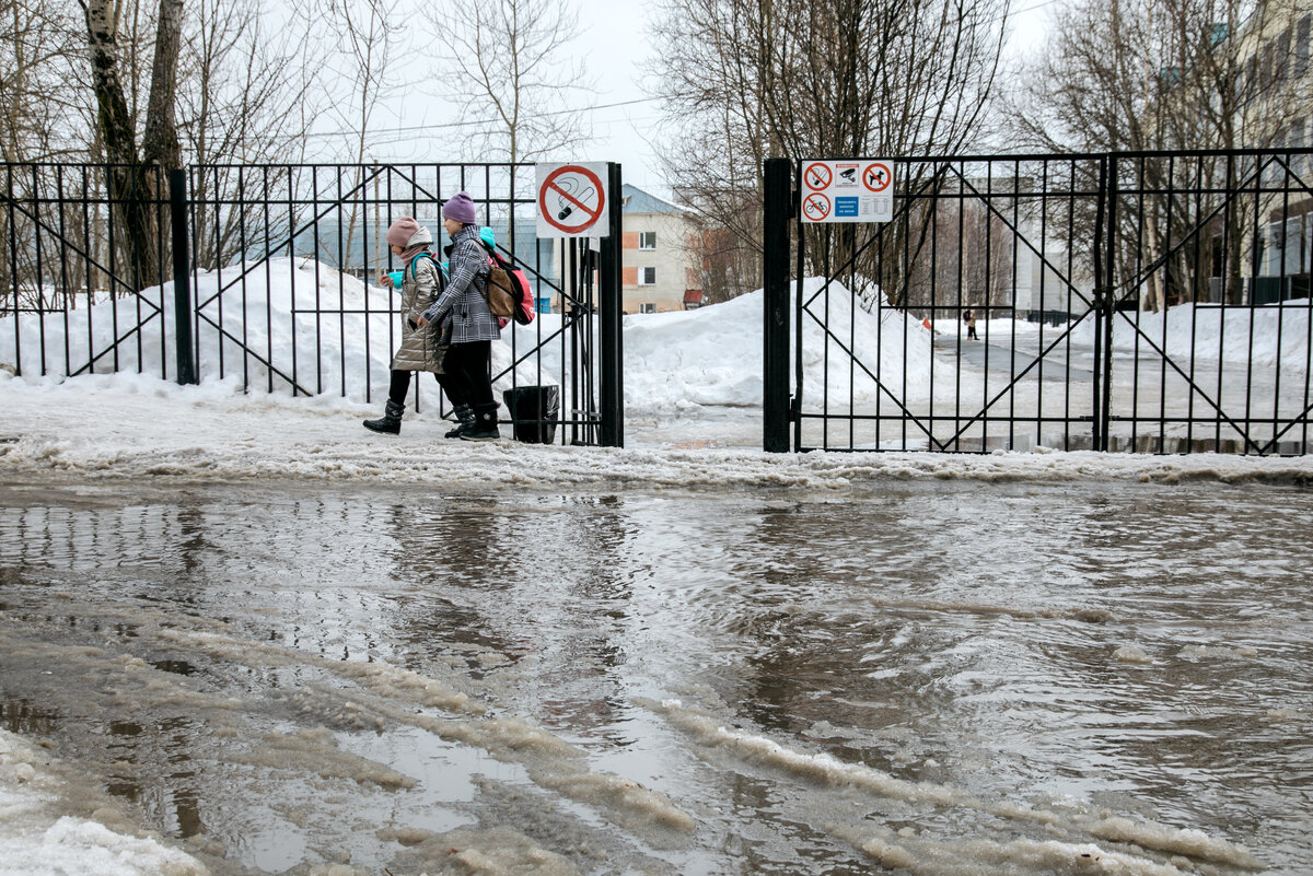    Как в Сургуте борются с огромными лужами и снежной кашей на дорогах