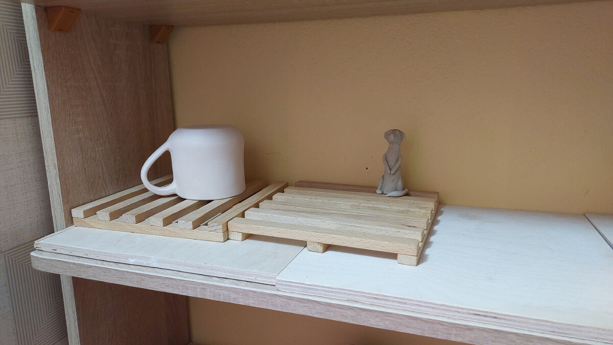 Одна из полок стеллажа для сушки изделий. Фото автора.