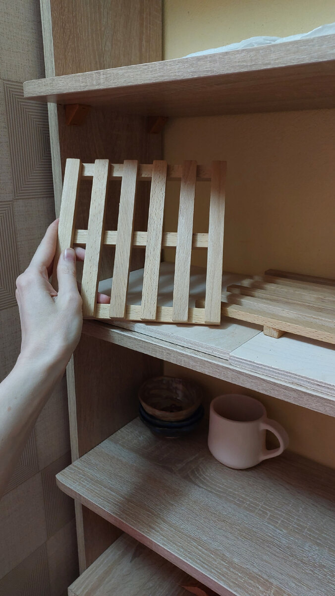 Для вентиляции дна использую подставки-решётки. Фото автора.