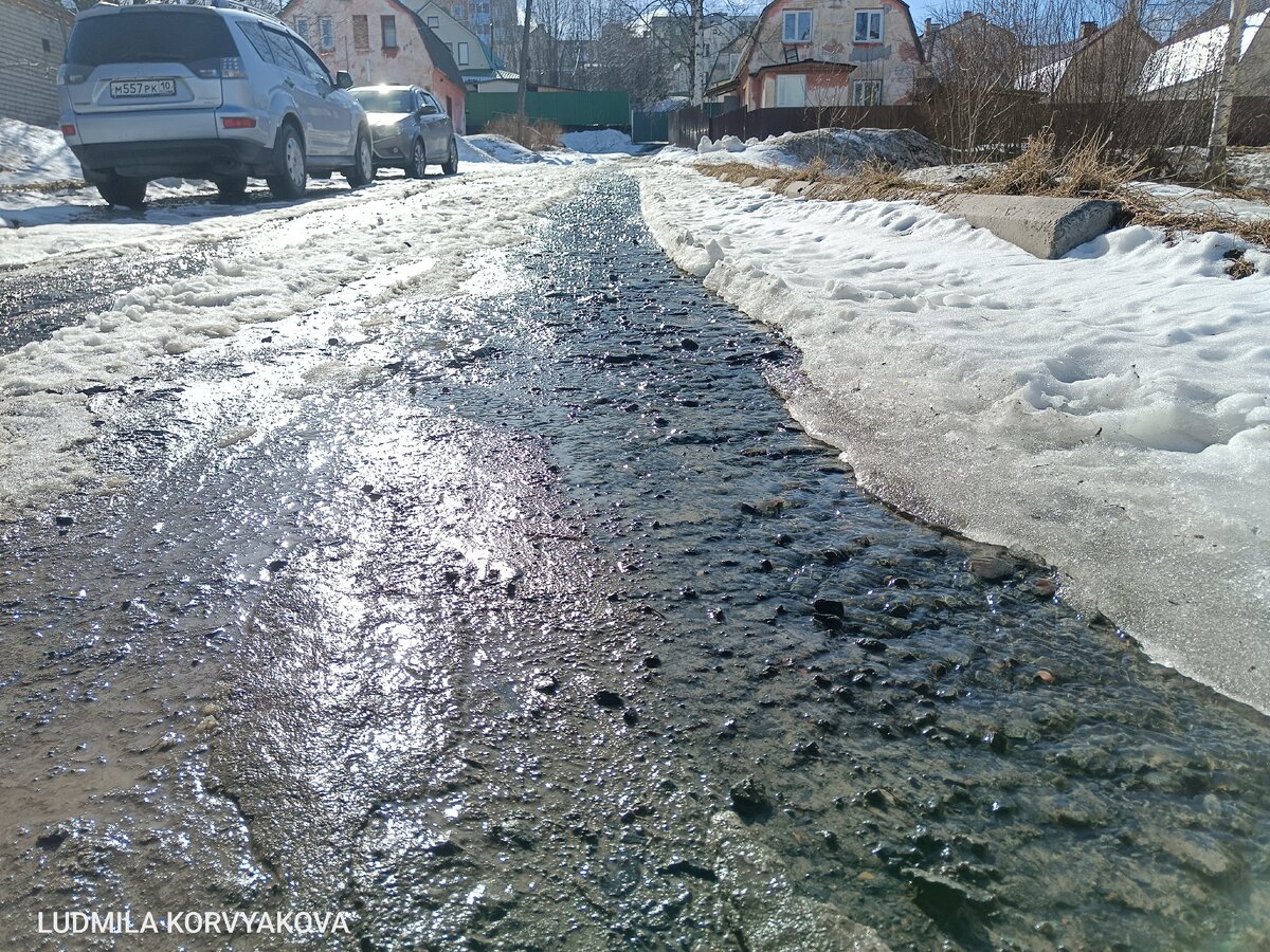    «Болото» образовалось под окнами жильцов дома в Петрозаводске"Фактор News"