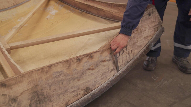 Сотрудник компании Shenzhou проверяет заготовку традиционным ручным способом.