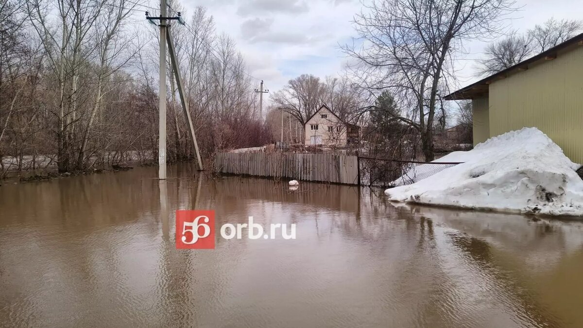 Это катастрофа, вода прибывает каждый час»: в Кувандыке дома уходят под  воду | 56orb.ru | Дзен