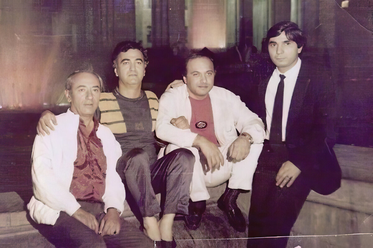 Шакро Молодой крайний справа