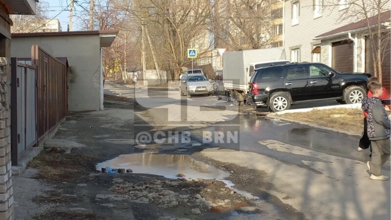     Жители Барнаула заметили соседа, который заливает соседние участки при мойке машины. «ЧБ Барнаул»