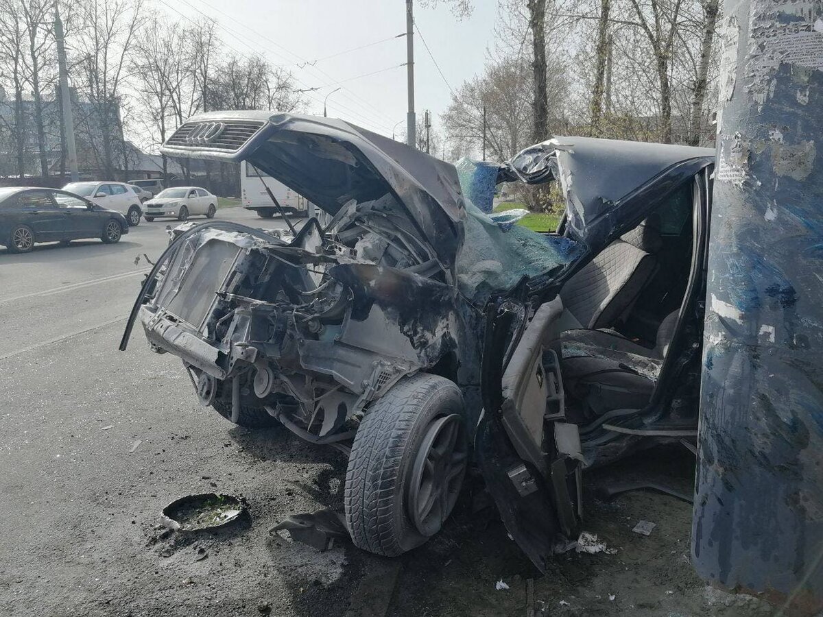 В Брянске Audi влетела на остановке автобуса в столб и вроде погубила  пешехода | Брянский Ворчун | Дзен