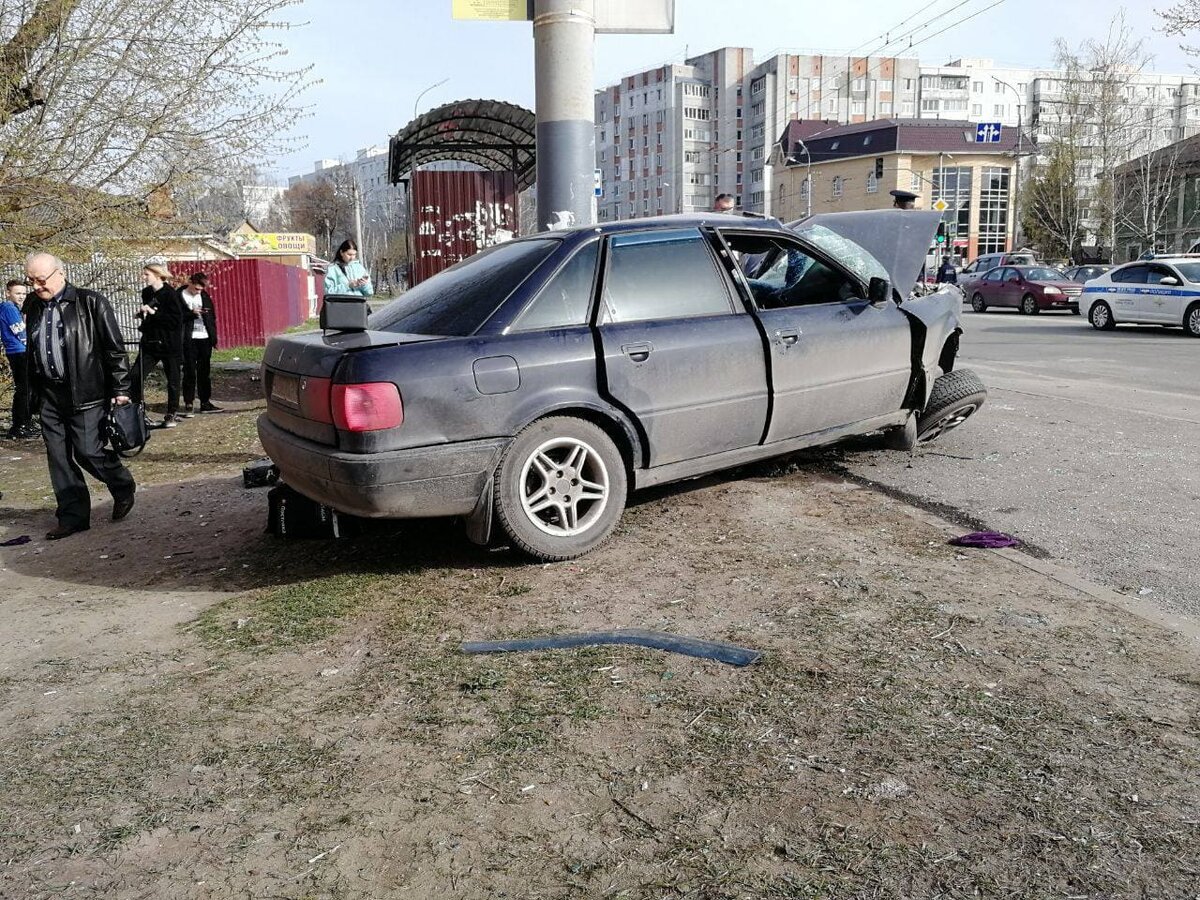 В Брянске Audi влетела на остановке автобуса в столб и вроде погубила  пешехода | Брянский Ворчун | Дзен