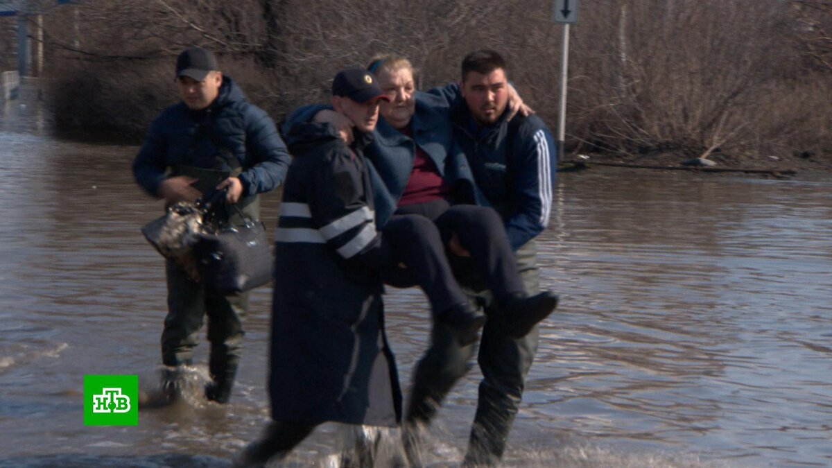 [ Смотреть видео на сайте НТВ ] Снятые в затопленном Орске кадры наглядно демонстрируют, насколько свирепа большая вода. Город заливает с пятницы.