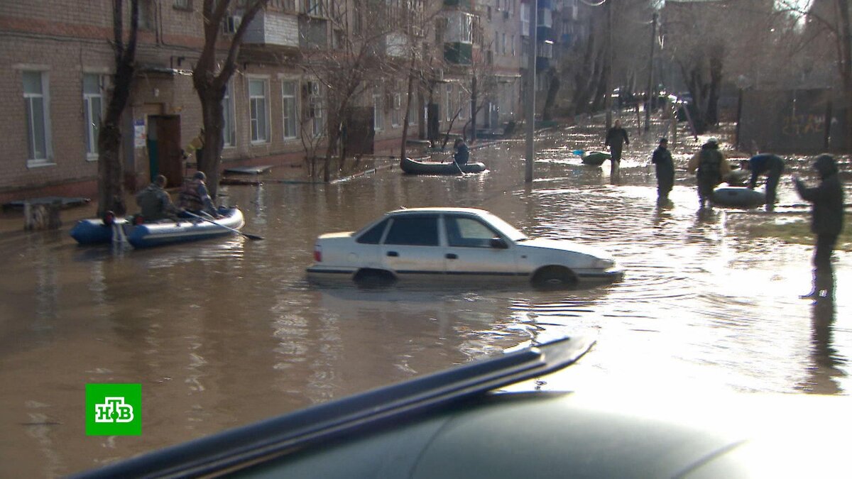    В Орске сильное течение мешает спасателям на лодках попасть в Старый город