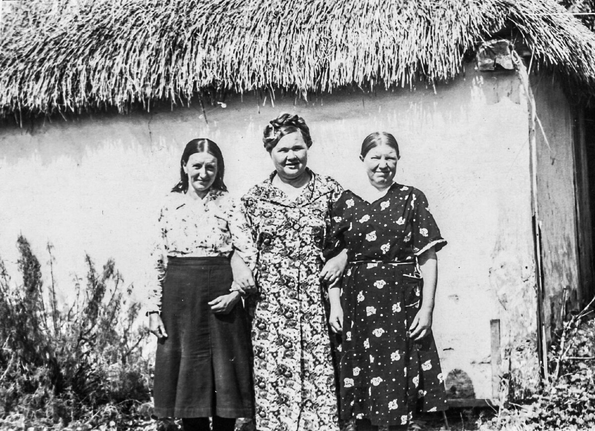 Татьяна Ивановна и Надежда Ивановна Косиловы по краям, в центре - "хозяйка", женщина, у которой они работали. Это фото не отца, а просто из семейного альбома.