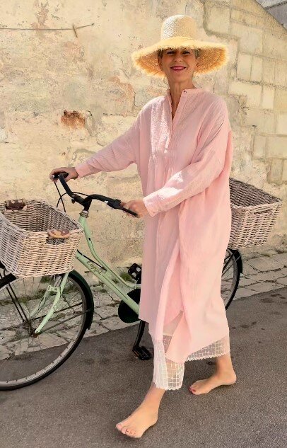 Наша подруга Лилия из Греции любит ходить босиком летом. Фото: Женщина после 50