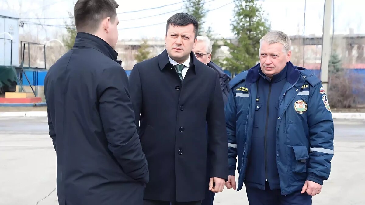     Мэр Уфы Ратмир Мавлиев рассказал, как город помог соседнему региону, который топит с выходных. Он назвал ситуацию там тяжелой.