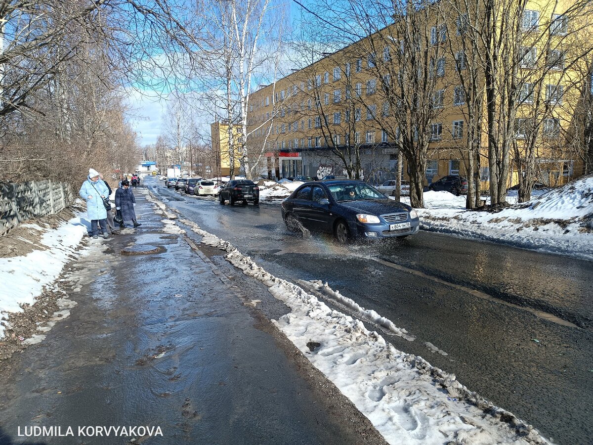    Лужи, ручьи, слякоть и отсутствие тротуаров вынуждены терпеть жители Петрозаводска"Фактор News"