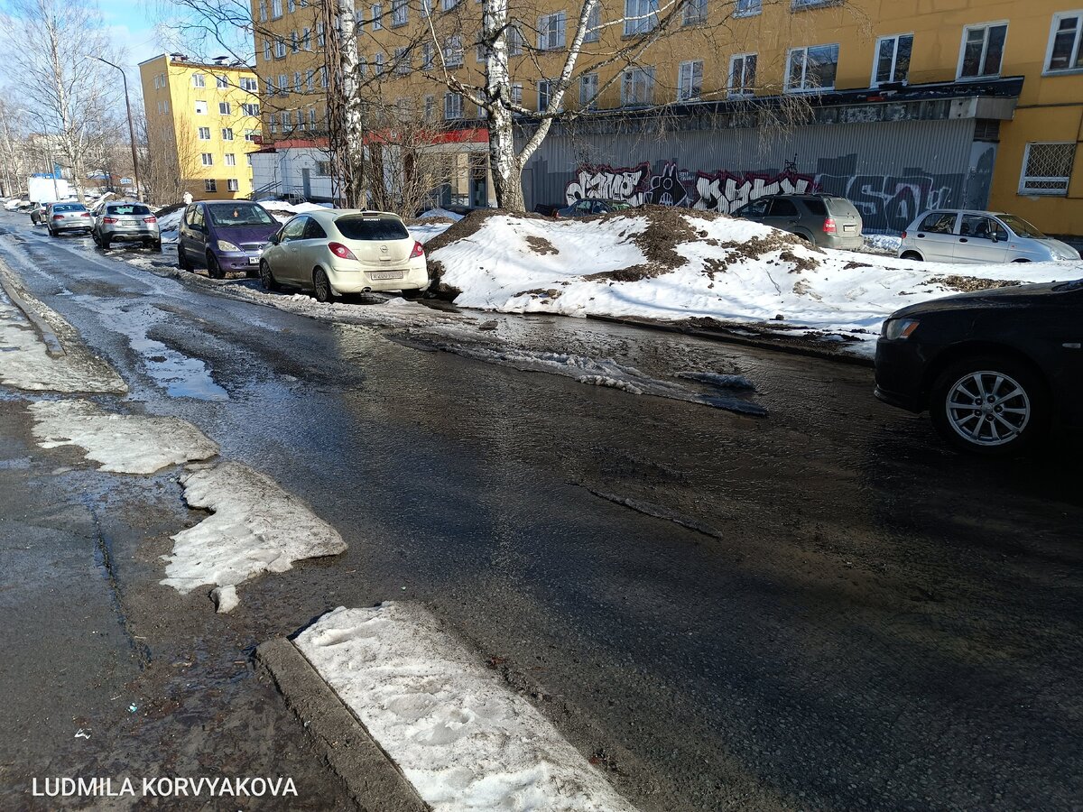    Лужи, ручьи, слякоть и отсутствие тротуаров вынуждены терпеть жители Петрозаводска"Фактор News"