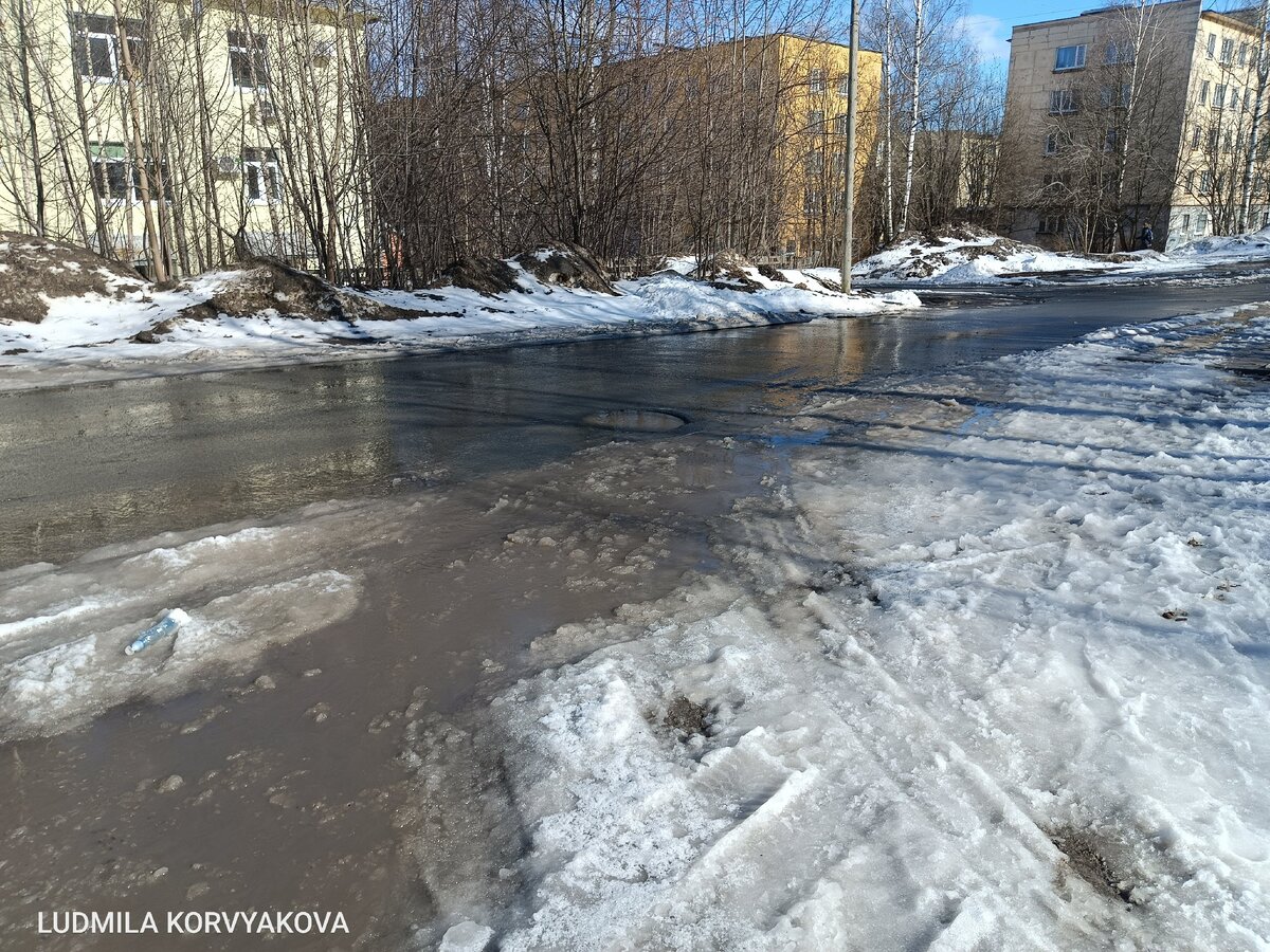    Лужи, ручьи, слякоть и отсутствие тротуаров вынуждены терпеть жители Петрозаводска"Фактор News"