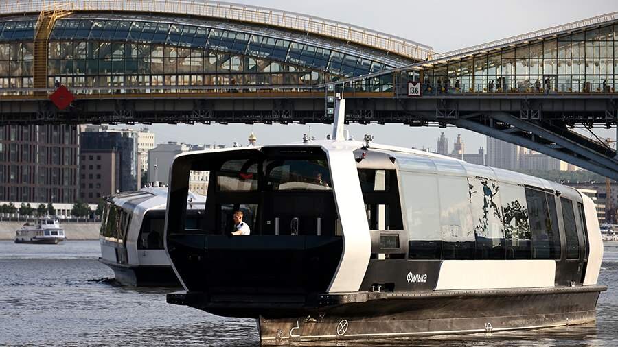 Регулярный речной электротранспорт Москвы включили в Книгу рекордов России. Об этом рассказал заммэра столицы по вопросам транспорта Максим Ликсутов. 
По его словам, проект получил сразу два сертификата — отечественный и международный.

Первый регулярный речной маршрут «Киевский — Сердце столицы» запустили полгода назад — за это время пассажиры совершили на электросудах более 325 тыс. поездок. Длина маршрута — 6,5 км. Суда курсируют между причалами круглый год. Все они названы в честь московских рек. Каждое вмещает до 50 пассажиров. Внутри есть информационные экраны и USB-зарядки, предусмотрены площадки для перевозки самокатов и велосипедов. В сентябре мэр Москвы Сергей Собянин открыл второй маршрут «ЗИЛ — Печатники». 
Ликсутов уточнил, что речной электротранспорт стал уникальным не только для России, но и для всего мира. «Проект получил официальное признание Книги рекордов России. Для нас это большая честь и гордость. Это подтверждает, что мы стали лучшими в создании инновационных проектов не только на российском, но и на международном уровне», — добавил заммэра.

Он отметил, что запуск новых маршрутов улучшает транспортную доступность расположенных у реки районов: те, кто живет или работает вдоль маршрутов, получили альтернативный способ передвижения по воде.

Электросуда полностью интегрированы в единую систему Московского транспорта. Расписание доступно в приложении «Московский транспорт». Оплатить проезд можно билетом «Кошелек» карты «Тройка», банковской картой или по биометрии. У владельцев абонементов «Единый» на 90 или 365 дней проезд включен в стоимость проездного. Для детей до семи лет в сопровождении взрослого проезд бесплатный. Подписывайтесь на канал и ставте лайк-не прорпустите новые публикации!