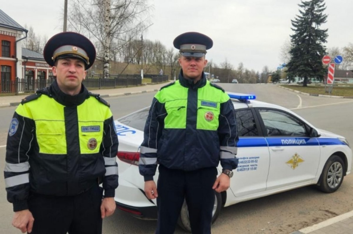    В Тверской области сотрудники ДПС локализовали возгорание дома