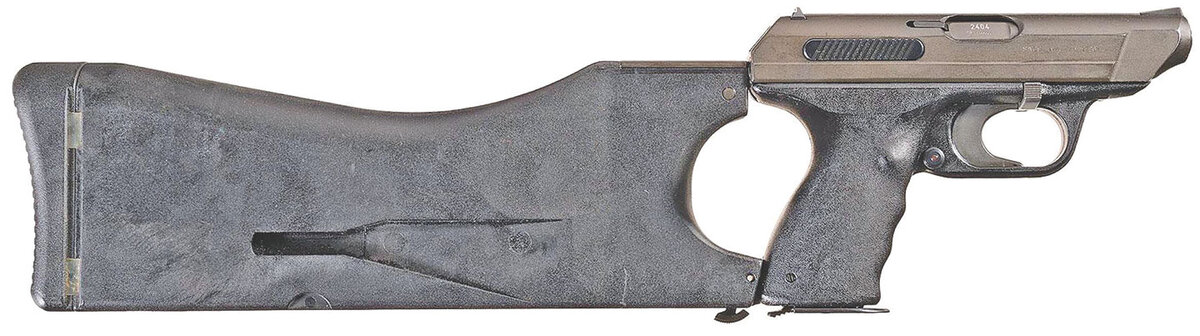 Пистолет VP70 с пристегнутой кобурой.