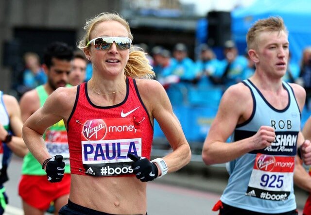 Марафонский бег: какую дистанцию и за сколько пробегают современные марафонцы
Сколько километров нужно пробежать, чтобы финишировать на марафоне? Марафонскую дистанцию, заветные 42 км 195 м (26 миль 385 ярдов), можно по праву назвать «королевой» в видах спорта на выносливость. С каждым годом популярность марафонского бега только растет, ведь преодоление такой дистанции кажется новичкам испытанием, проверкой на прочность, преодолением себя, и марафон уже давно вышел за пределы сугубо одной дисциплины легкой атлетики.Посудите сами, собирают ли массу участников легкоатлетические соревнования, допустим, на дистанции 800 или 3000 метров? А теперь сравните: в 2018 году на Нью-Йоркском марафоне финишировали 52 813 человек! Однако марафон остается олимпийской дисциплиной, а поставленные на этой дистанции рекорды вызывают широкие обсуждения.фото: Московский марафонПочему дистанция марафона – это 42,195  км?
Таким вопросом часто задаются люди, замечая очередные анонсы или новости о марафоне, но не увлеченные марафонским бегом. Ответ же кроется в древнегреческой легенде, повествующей о противостоянии греков и персов в 490 году до н. э. А Марафон – это расположенный примерно в 42 км от столицы Греции Афин город, рядом с которым проходила битва, ставшая победной для греков.Воин Фидиппид был отправлен в столицу, чтобы сообщить о победе греков в войне. Истощенный, он пробежал 42 км без остановки и, добравшись до Афин, успел лишь крикнуть: «Радуйтесь, афиняне, мы победили!», после чего упал замертво. В настоящее время более 5 тыс. атлетов пробегают по этому маршруту и становятся финишерами Афинского классического марафона – одного из самых тяжелых на шоссе.Отметим, что в 1896 году, когда в Афинах на Первых Олимпийских играх современности впервые в истории современного спорта состоялись соревнования по марафонскому бегу, Международный олимпийский комитет измерил длину дистанции от места сражения до Афин, и она оказалась равной 34,5 км (по некоторым источникам – 40 км). Именно такое расстояние и было утверждено на тех играх. Победитель – греческий водонос Спиридон Луис – пробежал с результатом 2:58:50.Всем известные 42 км 195 м официально были установлены в 1921 году. Интересно, что возникновению такого расстояния бегуны обязаны британской королевской семье: на Олимпиаде 1908 года стартовые ворота были специально перенесены так, чтобы им было комфортно наблюдать за соревнованиями из окон Виндзорского замка.Как марафонский бег вышел за пределы олимпийской дисциплины
Марафонский бег приобрел широкую популярность и неудивительно, что в современности марафон – это не только классические 42,195 км по шоссе. Спортивные организации соревнуются между собой, чтобы удивить бегунов еще больше, устраивая марафоны в пустынях, во льдах Антарктиды, по Великой Китайской стене и даже у базового лагеря Эвереста.Сам же марафон с течением времени обзавелся «братьями», пользующимися не меньшей популярностью: полумарафон 21 км 97,5 м, сверхмарафон или ультрамарафон, четверть-марафон 10,55 км, триатлон, последний этап которого состоит из бега на марафонскую дистанцию.На сегодняшний день наиболее известными марафонами, сосредоточившими на себе основное внимание беговой публики, являются марафоны «Большой Шестёрки» или «мэйджоры» – World Marathon Majors . В эту престижную серию входят Токийский, Лондонский, Бостонский, Берлинский, Чикагский и Нью-Йоркский марафоны. Из-за большого количества желающих присоединиться к мировому событию организаторы некоторых «мэйджоров» вынуждены допускать участников на старт посредством лотереи или квалификационных нормативов. Призовой фонд на престижных и массовых забегах внушительный, и поэтому они становятся трассой битвы быстрейших людей планеты и полем для поражающих ум рекордов.фото: Getty ImagesРекорды в марафонском беге: за сколько пробегают марафон современные бегуны?
Цель большинства любителей состоит в том, чтобы разменять на марафоне 4 часа. Среднее время преодоления дистанции выходит за пределы этих 4 часов: так, для мужчин оно равно не менее 4 часам 15 минутам, а для женщин – 4 часам 40 минутам.Меккой для рекордсменов является трасса марафона в Берлине, которая известна отсутствием рельефа и временем года с комфортными температурами (первое воскресенье ноября). Элитные спортсмены обычно бегут за пейсмейкерами – бегунами, задающими темп движения.Мировой рекорд среди мужчин 2:01:39 был установлен в Берлине 16 сентября 2018 года. Его автор – 34-летний кенийский бегун Элиуд Кипчоге . До него на этой же трассе за 2:02:57 дистанцию пробежал другой кениец Деннис Киммето. Его рекорд продержался 4 года. Вообще, на марафоне и полумарафоне доминируют кенийцы и эфиопы: именно им принадлежит внушительная часть рекордов.Если посмотреть на женскую статистику, то для женщин трасса Берлинского марафона не благоприятствует рекордам. Пять самых быстрых результатов были показаны на Лондонском и Дубайском марафонах. Уже давно, с 2003 года, рекордсменкой является европейская спортсменка – британка Пола Рэдклифф (2:15:25). Ближайший к ней результат принадлежит кенийской атлетке Мэри Кейтани (2:17:01).Наверняка, интересующиеся слышали, что Элиуду Кипчоге не хватило 25 секунд, чтобы преодолеть двухчасовой барьер. Действительно, 6 мая 2017 года в рамках проекта Breaking2 от Nike Кипчоге пробежал марафонскую дистанцию за 2 часа и 25 секунд, однако как рекорд этот результат не был ратифицирован, поскольку забег не соответствовал стандартам Международной ассоциации легкоатлетических федераций.Уже готовы пробежать свой первый марафон? Тогда самое время начать подготовку! Возможно, со временем у вас даже получится выполнить разрядные нормативы по бегу . Если ваш беговой стаж небольшой, то для вас главное правило – не торопиться и начинать с малого, тренируясь системно. Чтобы избежать травм и общего дискомфорта на дистанции планируйте свой первый марафонский старт не раньше, чем через год занятий бегом.