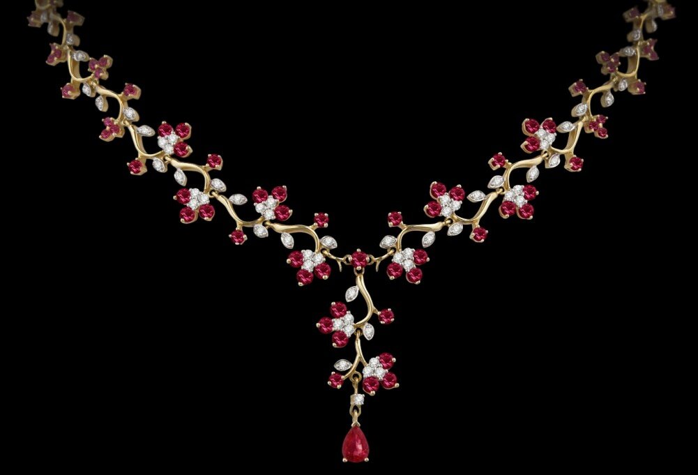 Бриллиантовое колье с 9 ct рубинами. Цена 1,69 млн рублей.
