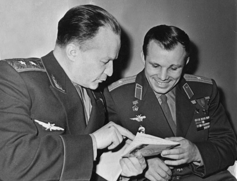 Николай Петрович Каманин и Юрий Алексеевич Гагарин