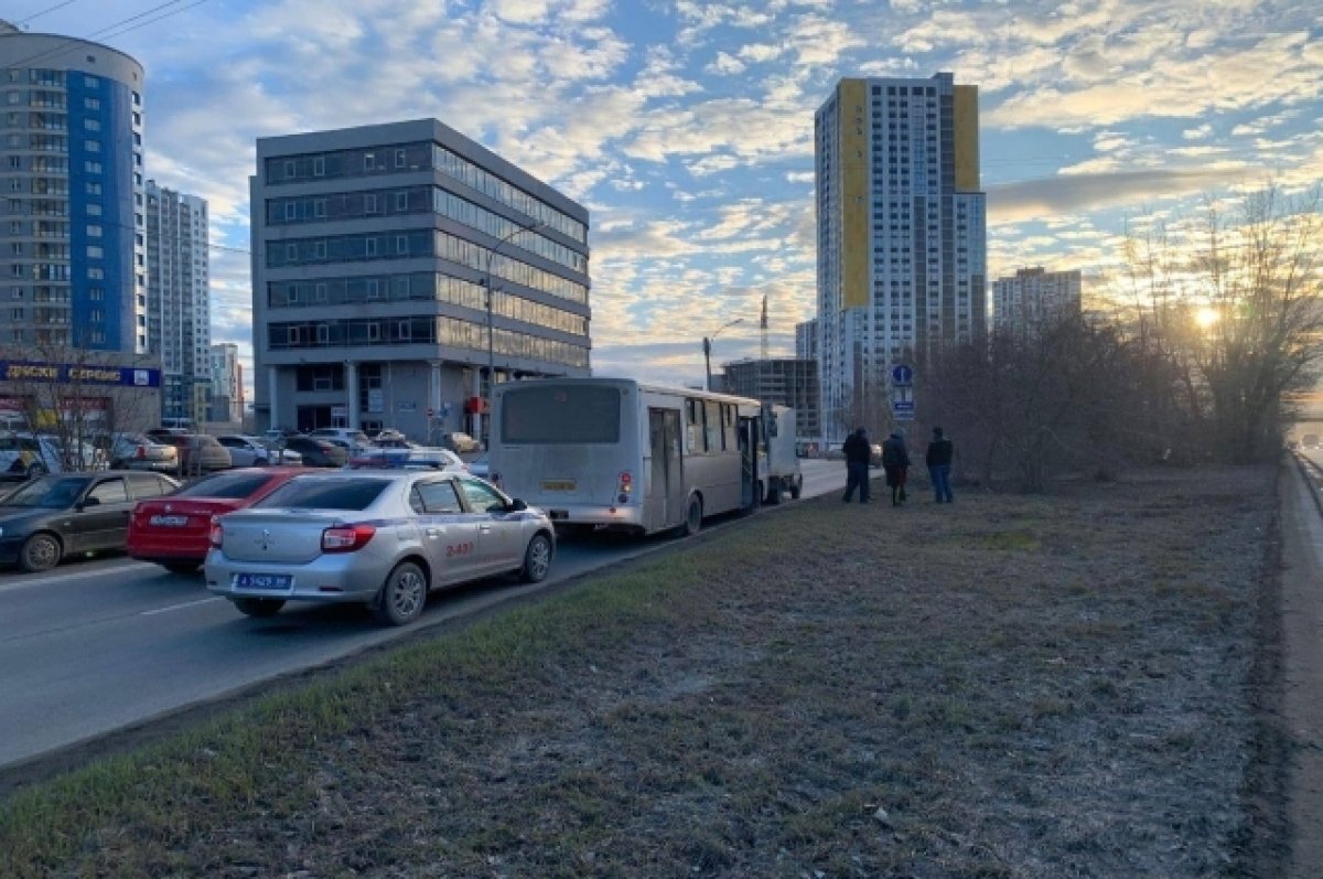    В Екатеринбурге пассажирский автобус столкнулся с грузовиком