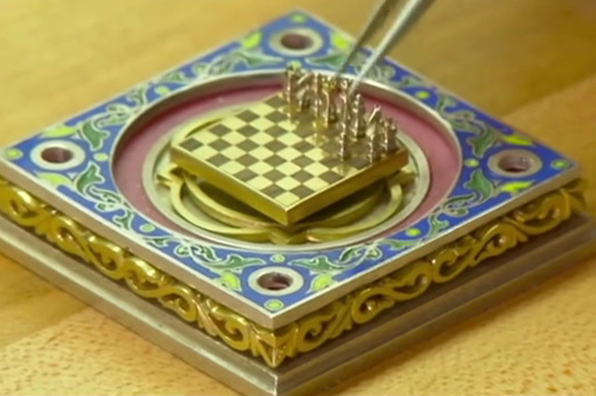 1. Самые маленькие золотые шахматы в мире. Создателем таких шахмат стал ювелир из Лос-Анджелеса – Ара Казарян. Для создания фигурок использовалось белое и желтое золото в 18 карат. Доска же сделана из бразильского вишнёвого дерева. В эти шахматы можно играть лишь, вооружившись пинцетом и лупой.                                                                                                                                                                                                                                                
                                                                                                                   