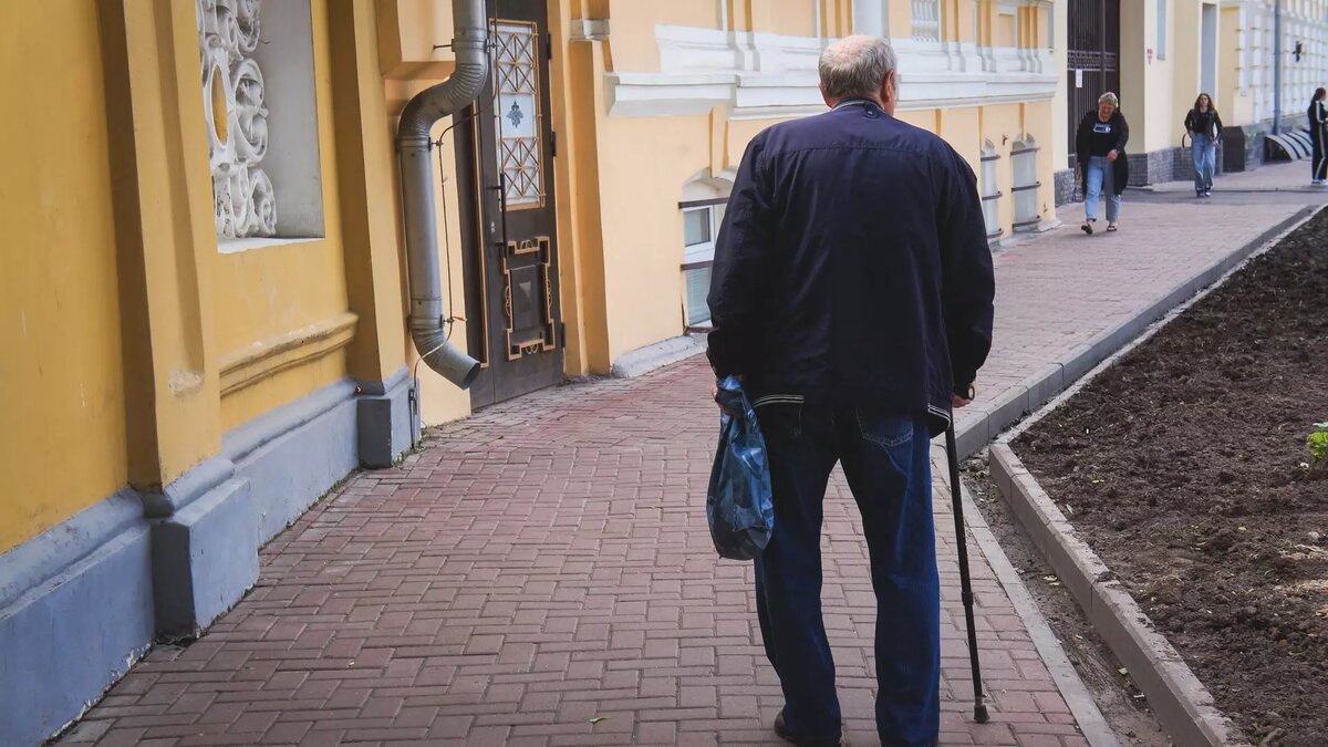 Пьяный пенсионер опёрся на чужое авто, нагрубил и получил в ответ по голове  | Бел.Ру | Дзен