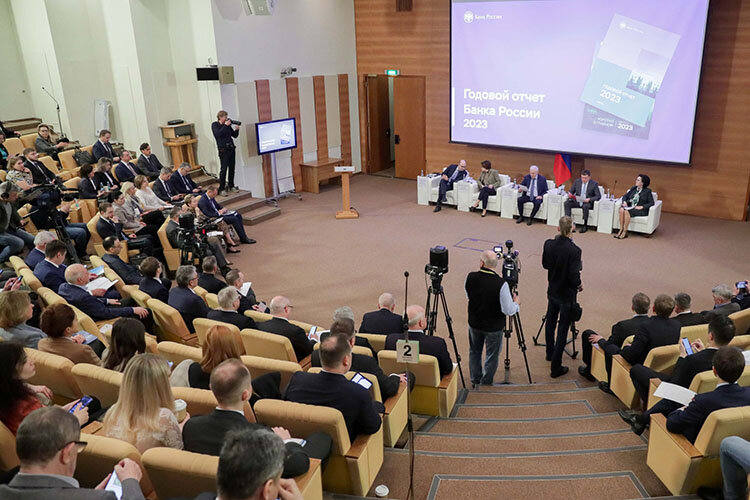    Сегодня для разговора с председателем ЦБ Эльвирой Набиуллиной собрались сразу три финансовых комитета Фото: duma.gov.ru